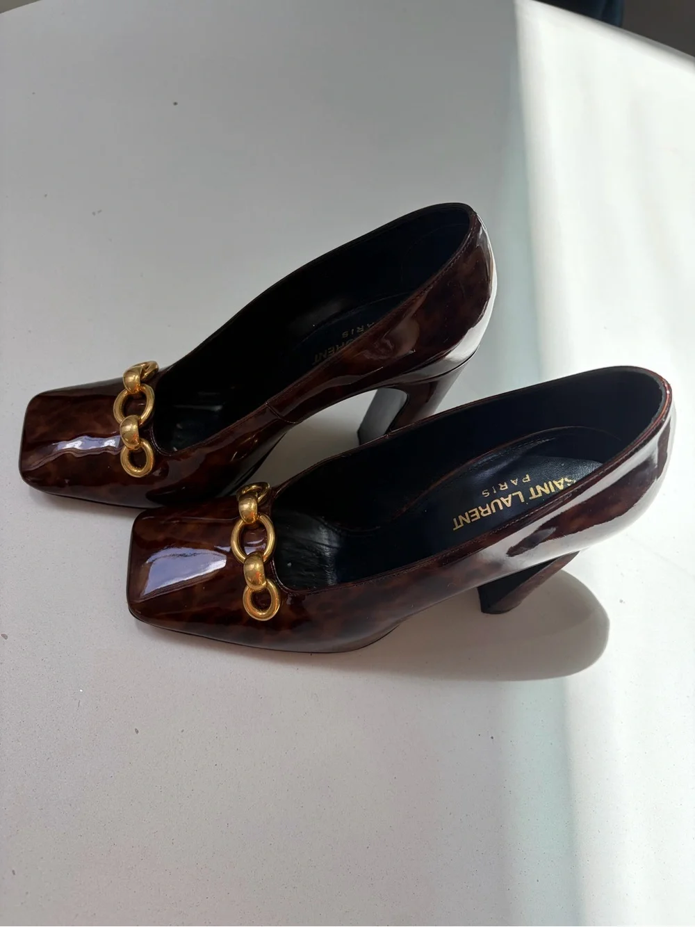 Saint Laurent Brown Tortoiseshell Patent Pumps with Gold Chain - Picture 3 of 10